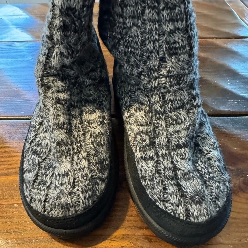 Abeo Knit & suede boots. New without box never worn. Size 6 black/gray